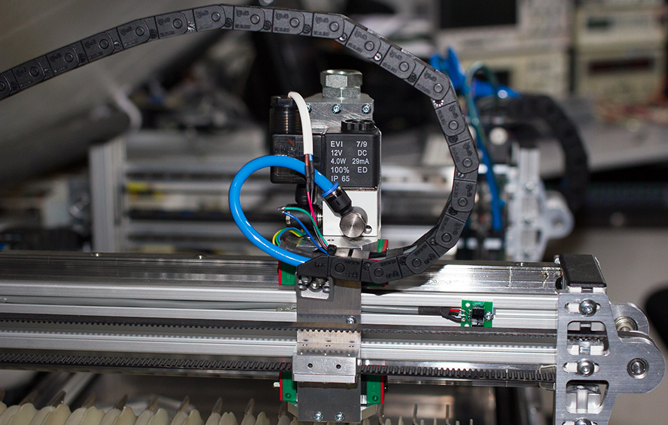 Feeder ram supply valve