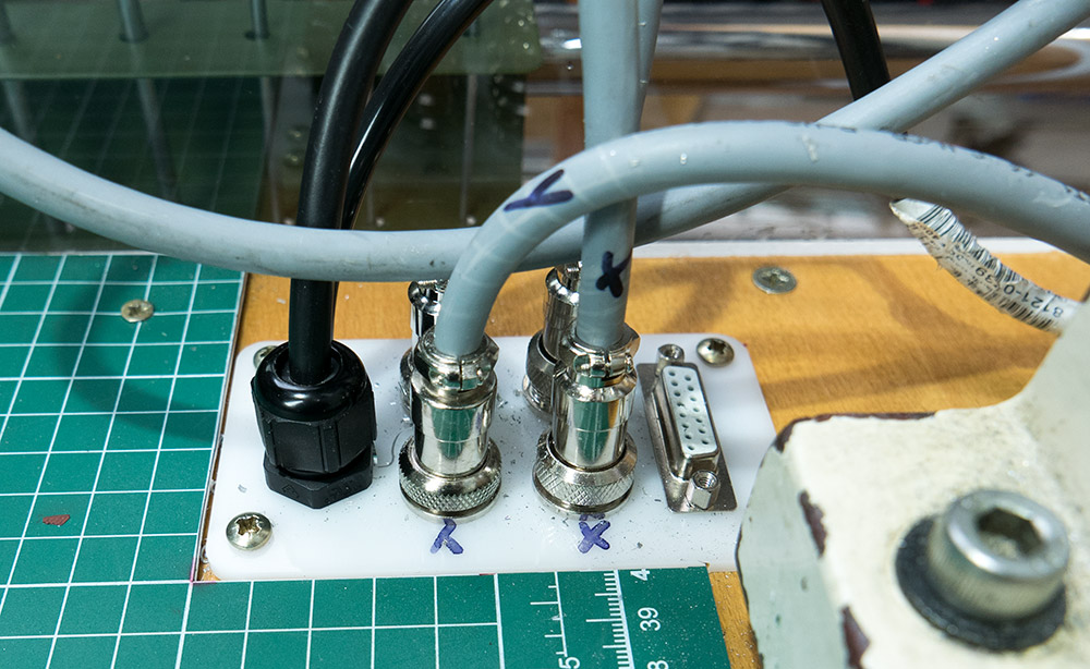 Bench connector plate