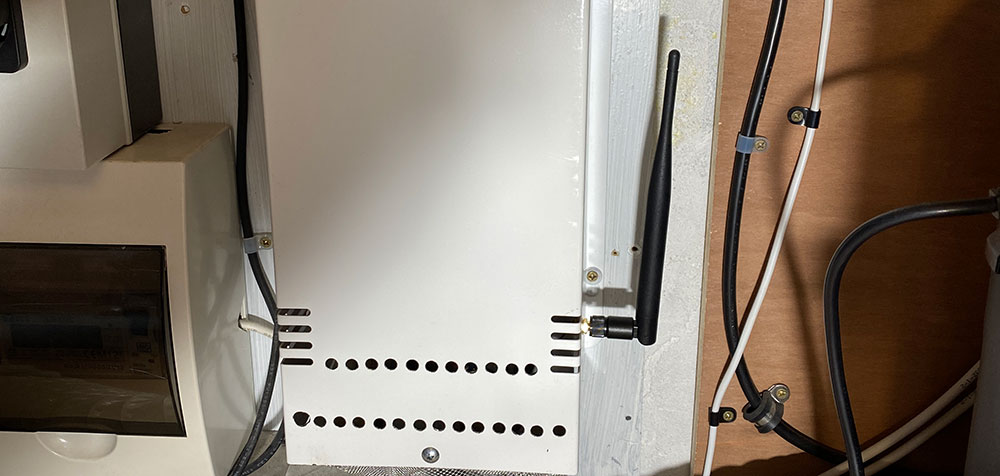 The completed install with the antenna fitted to the side