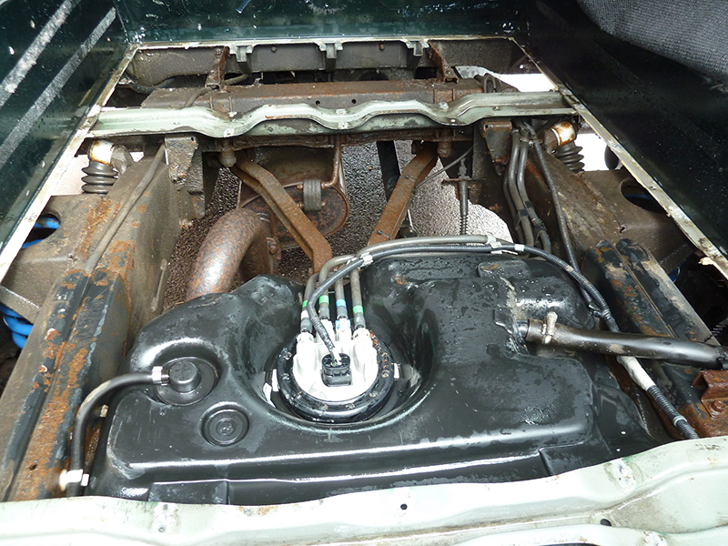 Floor braces and fuel tank